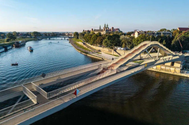 Nowoczesna kładka Kazimierz-Ludwinów nad Wisłą w Krakowie. O dacie jej otwarcia przeczytasz na Eska Kraków.