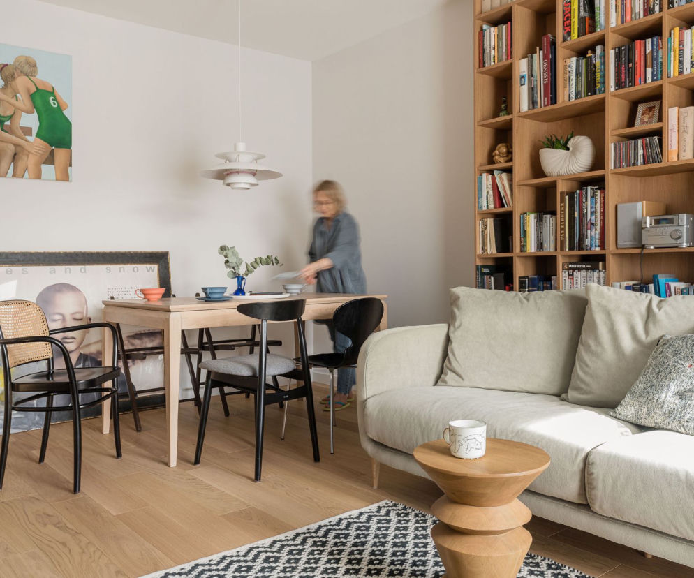 Dziennikarka pokazała swoje mieszkania. W środku kaszmirowa kuchnia z drewnem i sztuka