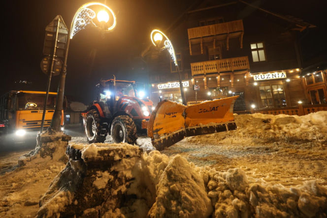 Akcja wywożenia śniegu z Krupówek