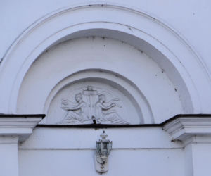 To jedno z najmniejszych miast w województwie łódzkim. Mieszka w nim mniej osób niż na wsiach