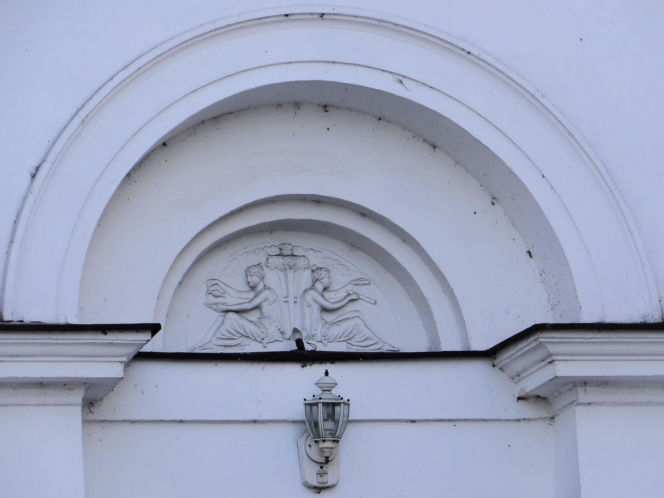 To jedno z najmniejszych miast w województwie łódzkim. Mieszka w nim mniej osób niż na wsiach