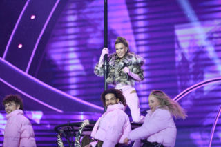 Sylwester z Dwójką. Doda przebierała się dwa razy. Zapięta pod szyję wyglądała obłędnie!