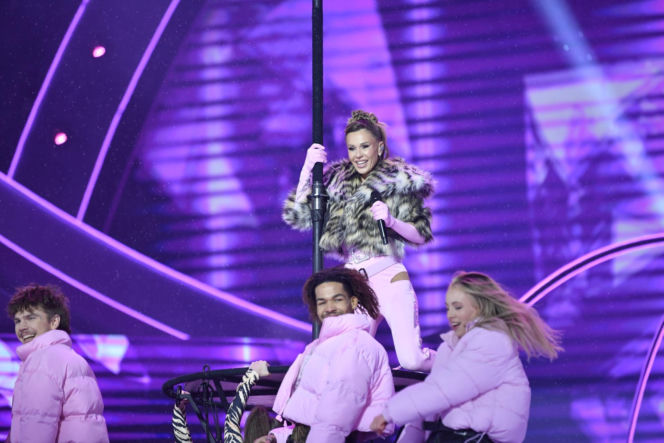 Sylwester z Dwójką. Doda przebierała się dwa razy. Zapięta pod szyję wyglądała obłędnie!