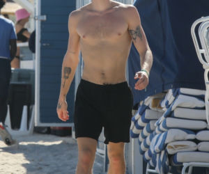 Shawn Mendes na plaży bez koszulki
