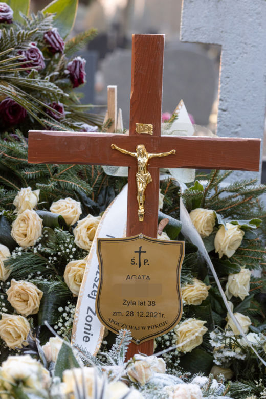 Agata osierociła dwójkę małych dzieci. Jej grób tonie w kwiatach 