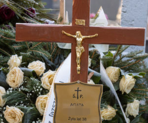 Grób Agaty J. utonął w kwiatach