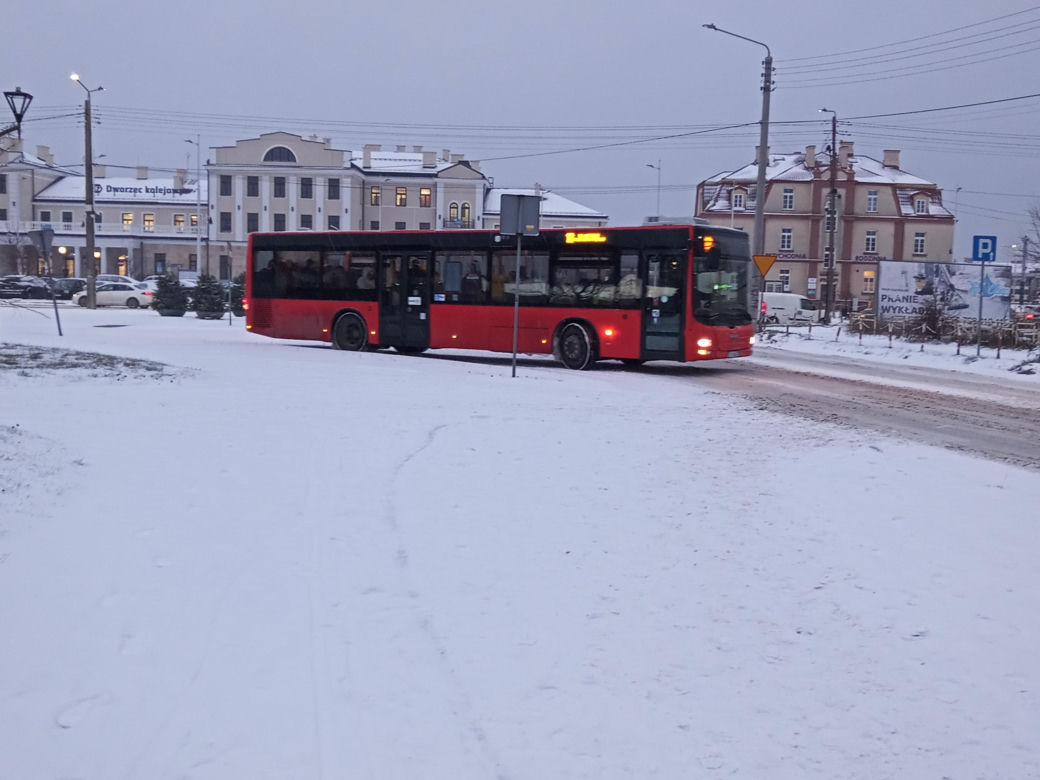 Zima w Świętokrzyskiem. Skarżysko-Kamienna w białym puchu. Zobacz zdjęcia