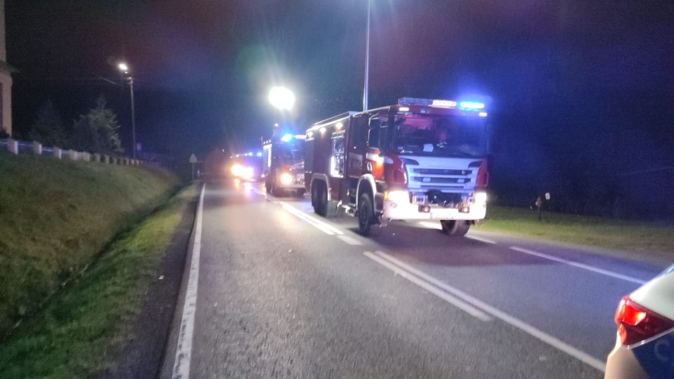 Czołowe zderzenie osobówki z busem w Strzelcach! Zginęła jedna osoba [ZDJĘCIA]