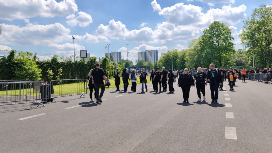 Długie kolejki i tłum fanów przed koncertem Metaliki