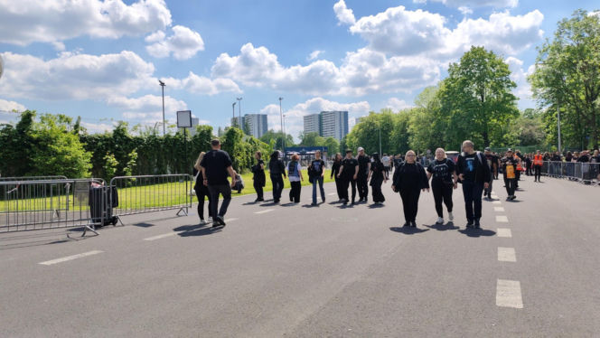 Długie kolejki i tłum fanów przed koncertem Metaliki