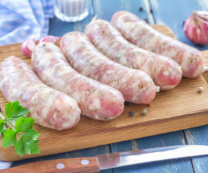 Biała kiełbasa pieczona w sosie żurawinowym: niebanalny przepis na Wielkanoc