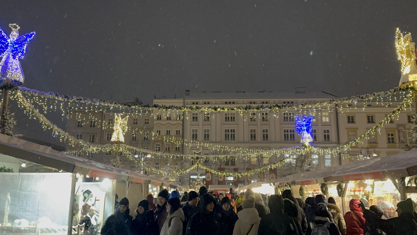 Choinka rozbłysła na Rynku Głównym. Tak wygląda Kraków w zimowej scenerii! 