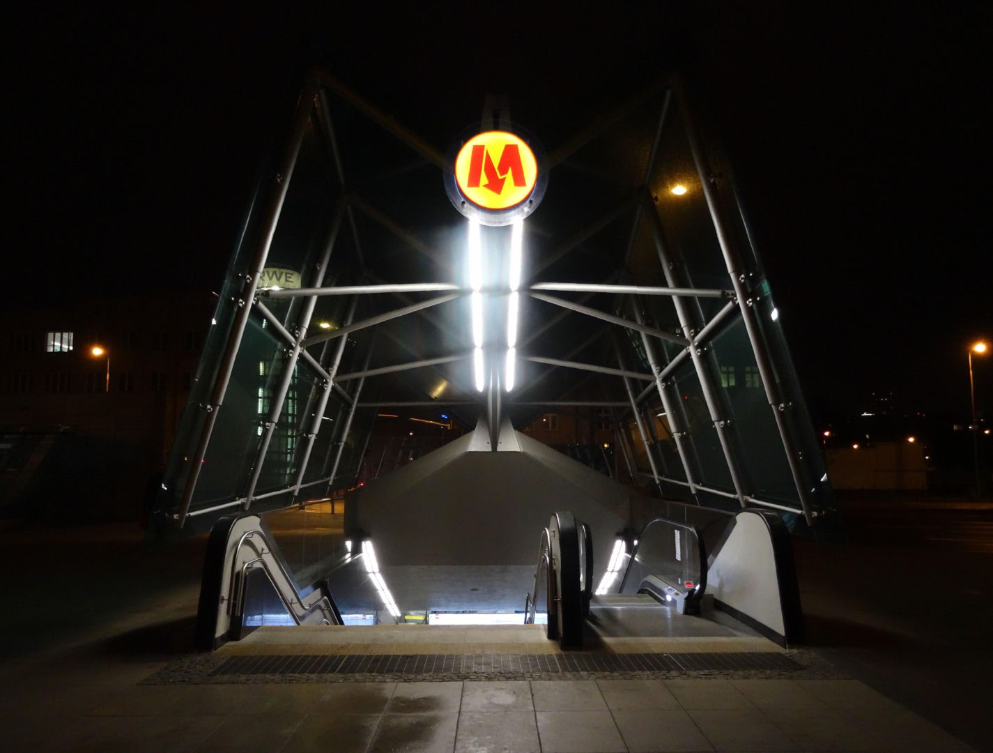 Wejście do stacji metra M2 Centrum Nauki Kopernik w Warszawie