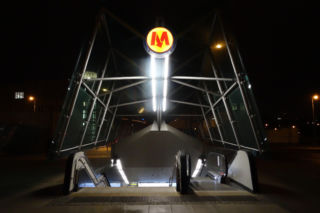 Wejście do stacji metra M2 Centrum Nauki Kopernik w Warszawie