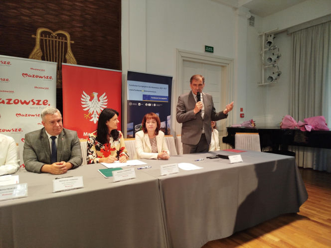 Dwie lokalne inwestycje z wysokim wsparciem unijnym. Umowy na budowę wiaduktu warszawskiego w Siedlcach i rozwój bioróżnorodności w Mrozach – już podpisane!