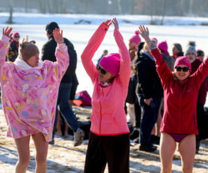 Różowe morsowanie idealne na pomaganie. Trzy Stawy opanowali amatorzy zimnych kąpieli