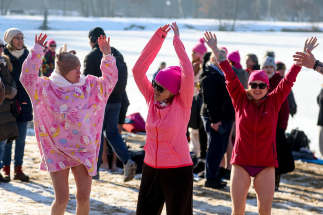 Różowe morsowanie idealne na pomaganie. Trzy Stawy opanowali amatorzy zimnych kąpieli