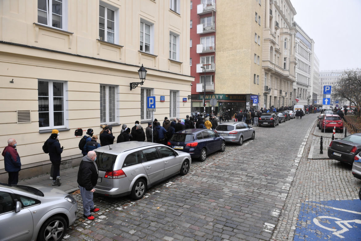 Kolejki przed NBP w Warszawie