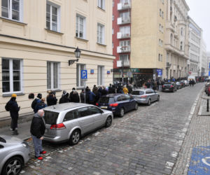 Kolejki przed NBP w Warszawie