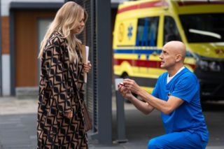 Na dobre i na złe, odcinek 986: Zaręczyny Agaty i Konicy przed szpitalem! Rafał oświadczy się, żeby adoptowali dziecko - ZDJĘCIA