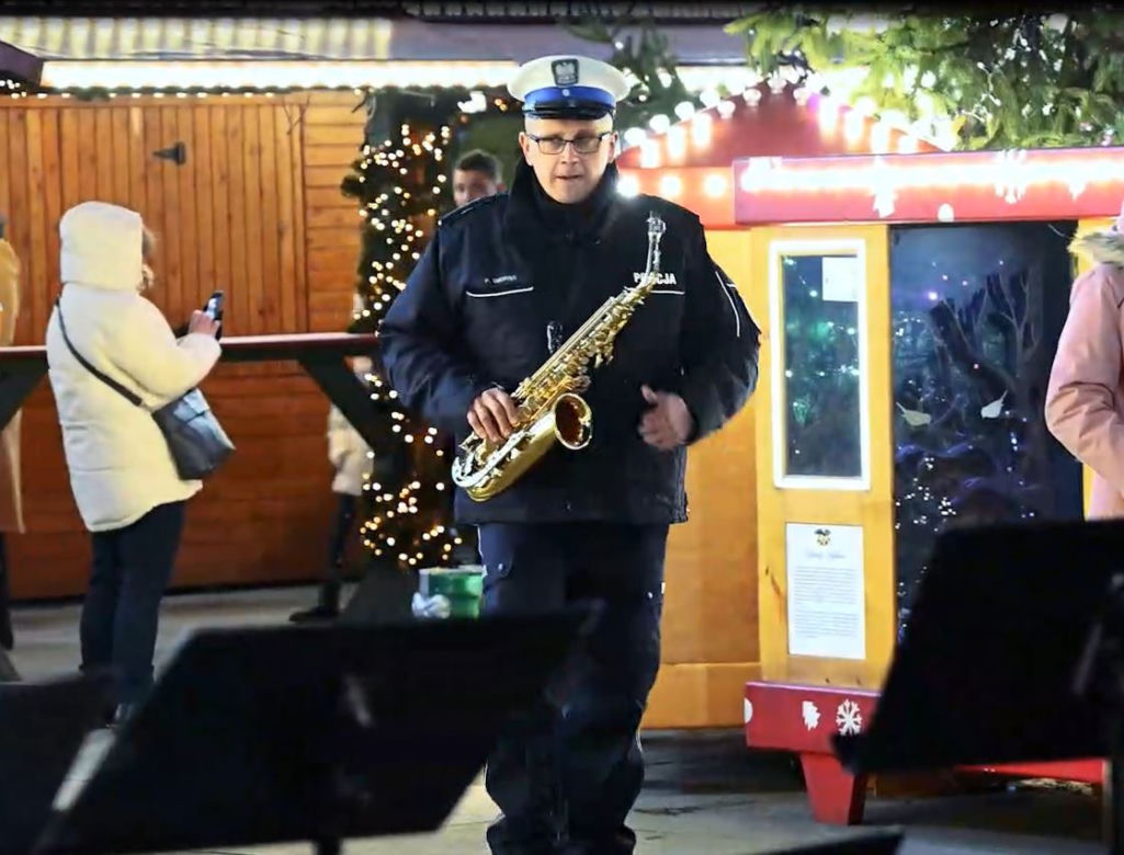 Policjanci zagrali na jarmarku bożonarodzeniowym w Katowicach