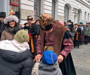 Polonez dla Łodzi. Taneczny korowód maturzystów przeszedł ulicą Piotrkowską