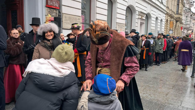 Polonez dla Łodzi. Taneczny korowód maturzystów przeszedł ulicą Piotrkowską