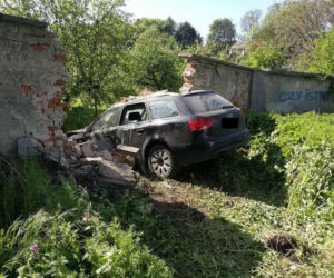 Niecodzienny wypadek w Jarosławiu na Podkarpaciu: Rozpędzone audi uderzyło w klasztor