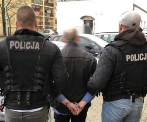 Słupsk. Policjant raniony nożem! Wielka awantura w przychodni [ZDJĘCIA]