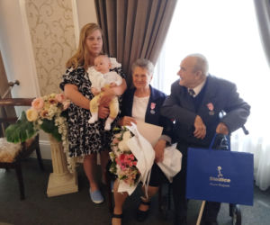 Pamiątkowe medale, legitymacje i kwiaty z okazji 50-lecia pożycia małżeńskiego odebrało w Siedlcach osiem par