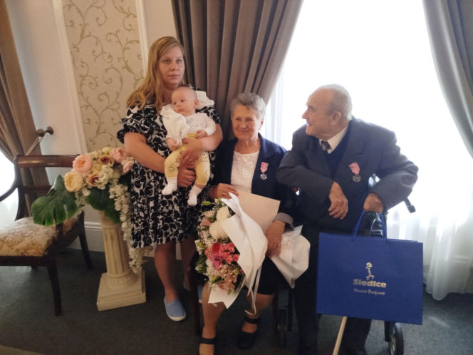 Pamiątkowe medale, legitymacje i kwiaty z okazji 50-lecia pożycia małżeńskiego odebrało w Siedlcach osiem par