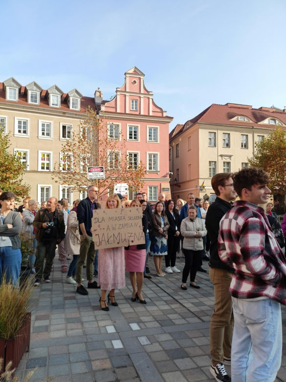 Pikieta urzędników poznańskich na Placu Kolegiackim