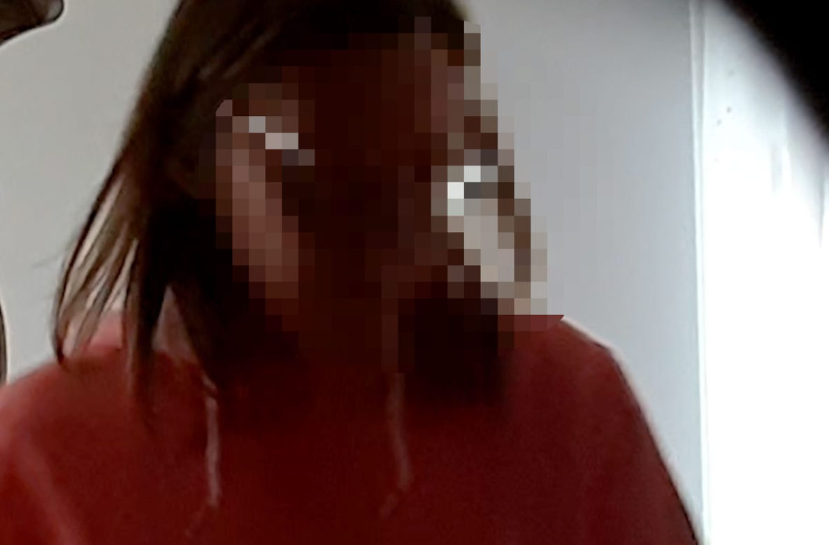 Chora mieszkanka terroryzuje blok. Ludzie boją się wychodzić z domu 