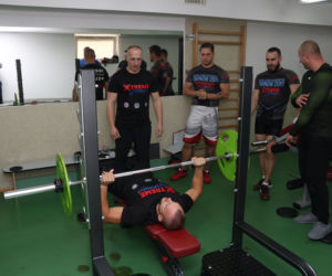 Z tymi policjantami lepiej NIE ZADZIERAJ! Nie uwierzysz ile razy potrafią podnieść sztangę 