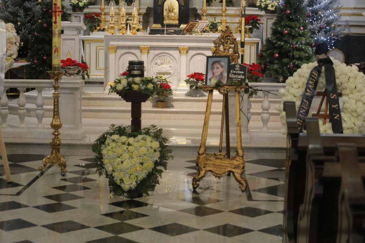 Pogrzeb Eweliny Ślotały. Rodzina i przyjaciele pożegnali pisarkę