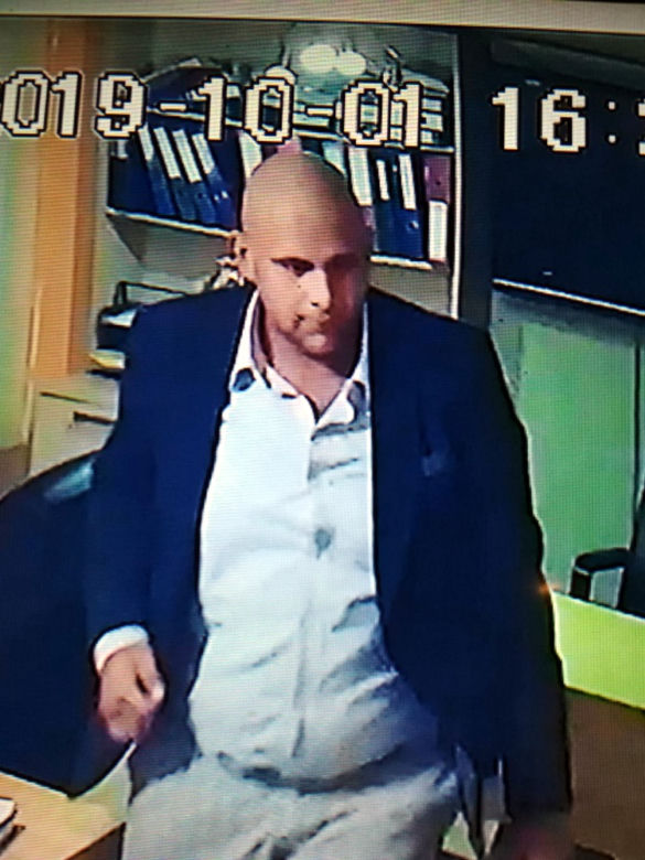 Poznajesz tych mężczyzn? Okradli sejf, szuka ich policja