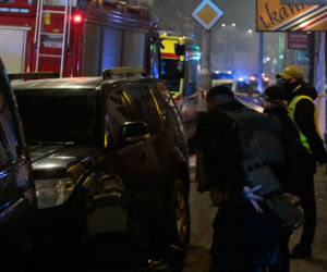 Mężczyzna zabarykadował się w mieszkaniu z kilkuletnim dzieckiem. Ma przy sobie NÓŻ