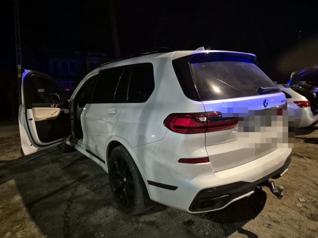 Białe BMW w którym doszło do napaści z użyciem młotka