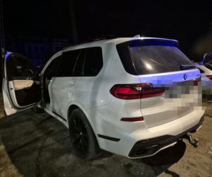 Białe BMW w którym doszło do napaści z użyciem młotka