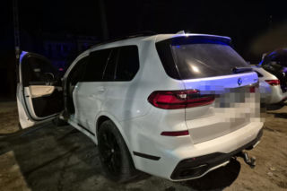 Białe BMW w którym doszło do napaści z użyciem młotka