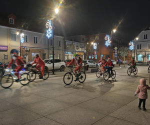 Mikołaje na rowerach wkręciły Łomżę w świąteczny klimat!