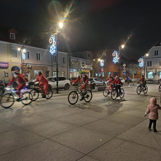 Mikołaje na rowerach wkręciły Łomżę w świąteczny klimat!