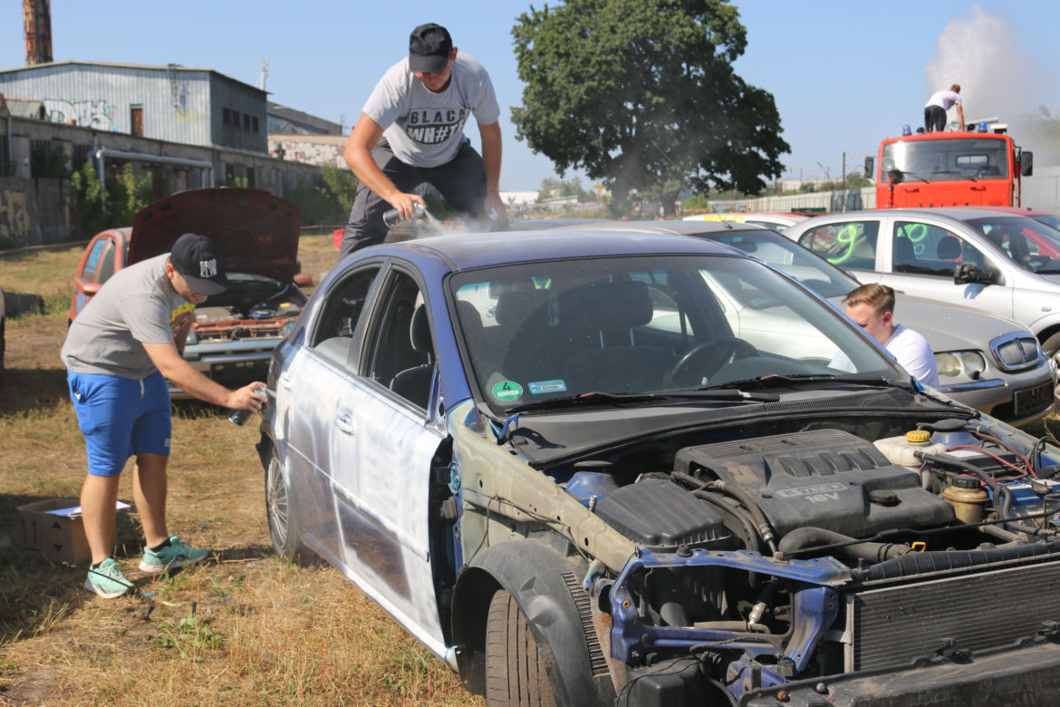 Charytatywny Wrak Race. Andrzej z Plutycz i Adam Kraśko zbierali pieniądze dla chorej Dominiki