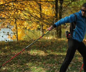 Nordic walking ćwiczenie 3: nauka chwytu w połączeniu z wymachem ramion