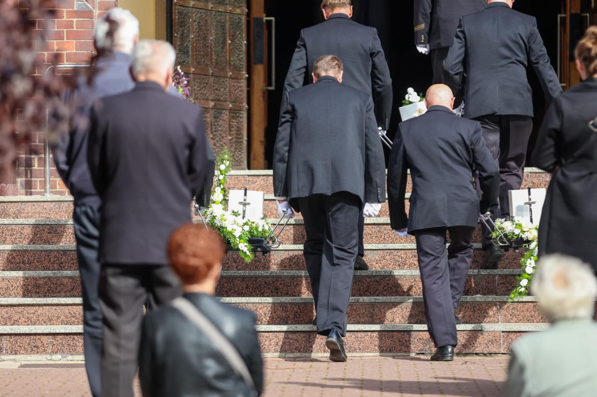 Ostatnie pożegnanie rodziny, która zginęła w tragicznym wypadku na A1. Morze łez
