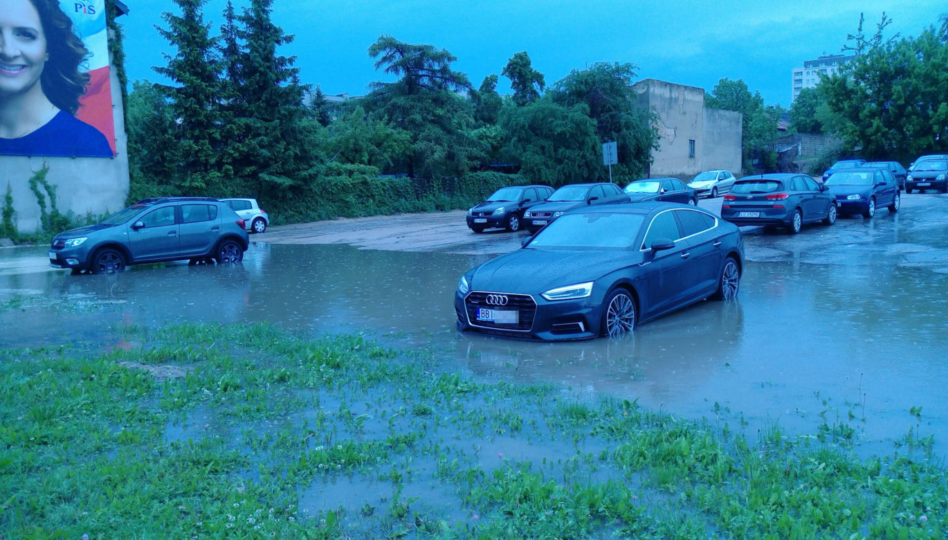Ulewa nad miastem. Deszcz znowu zalał Białystok 21.08.2019