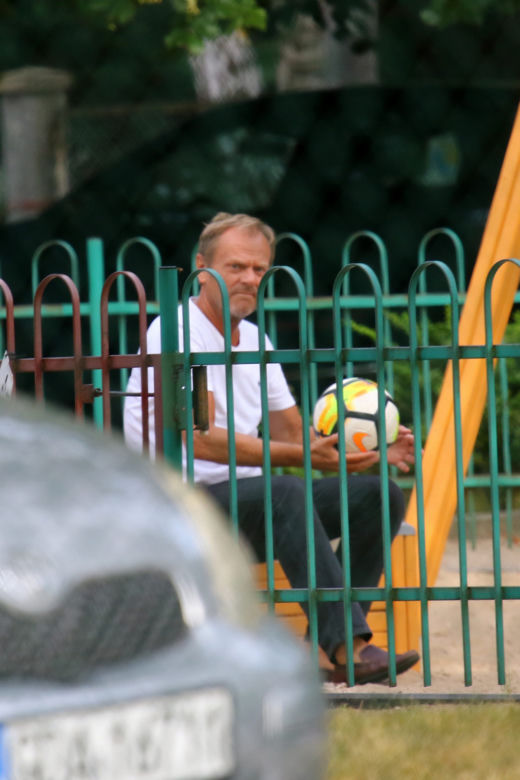 Donald Tusk. Z wnukiem harata w gałę.