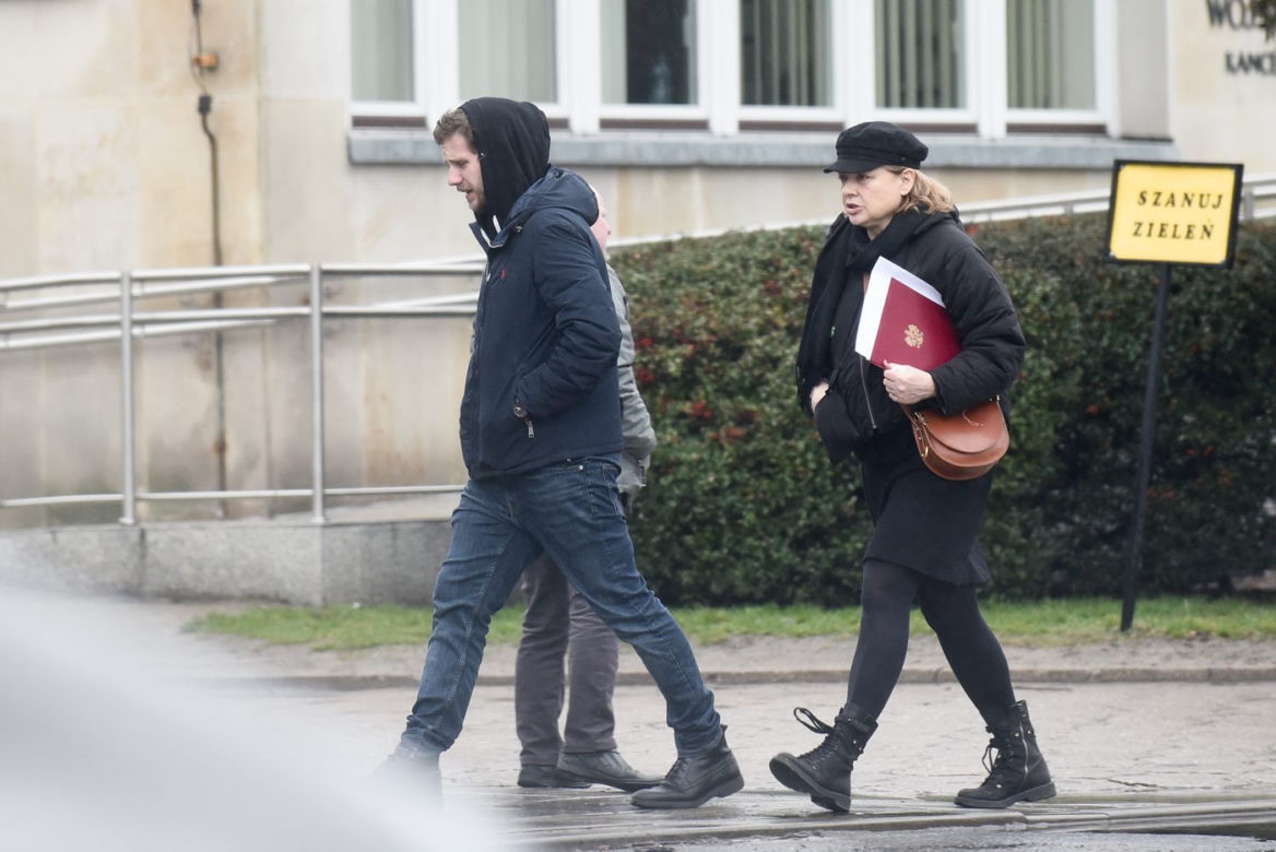 Antek Królikowski z mamą załatwia formalności pogrzebowe