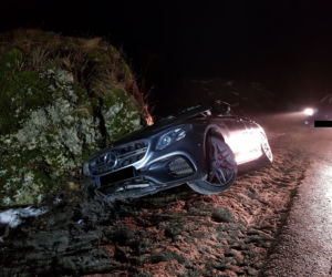 Przesadził z prędkością i roztrzaskał Mercedesa-AMG o skałę - ZDJĘCIA