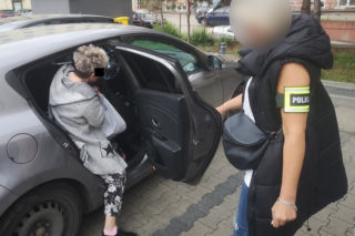 Łódź. Akcja policji na Wojska Polskiego. Matka z synem zatrzymani za handel narkotykami